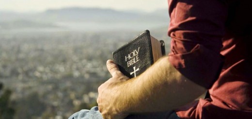 hombre-biblia-paisaje