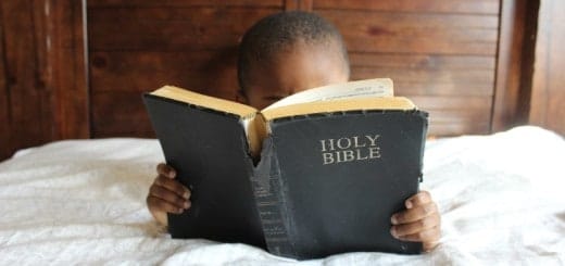 Criança-lendo-a-bíblia