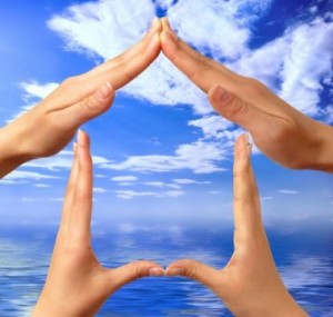 resized_380x361_-resized_480x456_maos_casa_fundo_ceu_e_mar