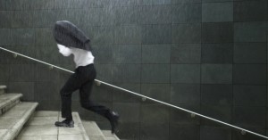 homem-usa-o-paleto-para-se-proteger-da-chuva-enquanto-sobe-as-escadas-para-o-escritorio-1411425954653_956x500