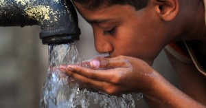 uma-crianca-bebe-agua-de-uma-bomba-manual-em-um-bairro-pobre-de-karachi-no-paquistao-1426718181574_956x500