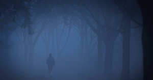 14mar2016---corredor-desaparece-na-neblina-no-inicio-da-manha-que-cobre-as-margens-do-lago-nokomis-em-minneapolis-eua-1457971631367_956x500