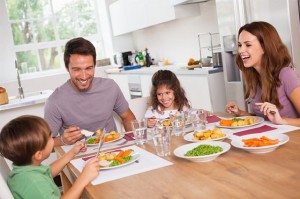 imagem-de-familia-se-alimentando-em-mesa
