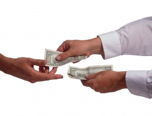 Dos-manos-dando-varios-billetes-a-una-mano