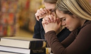 3305638681-adolescente-orando