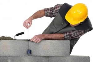 alinhamento-prumo-nivel-alvenaria-pedreiro-obra-pedreirao
